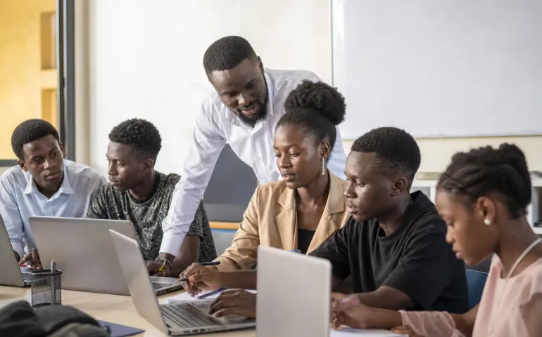 Jeunes Africains en atelier de formation et leadership
